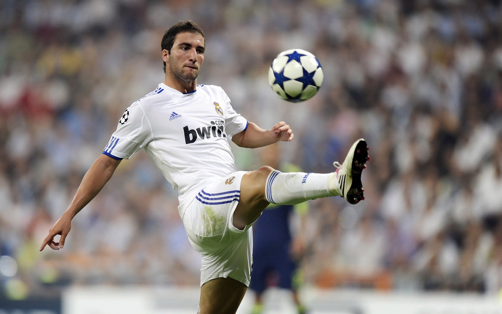 爱游戏官方-主力球员绝杀瞬间，锁定胜利之门，球星绝杀