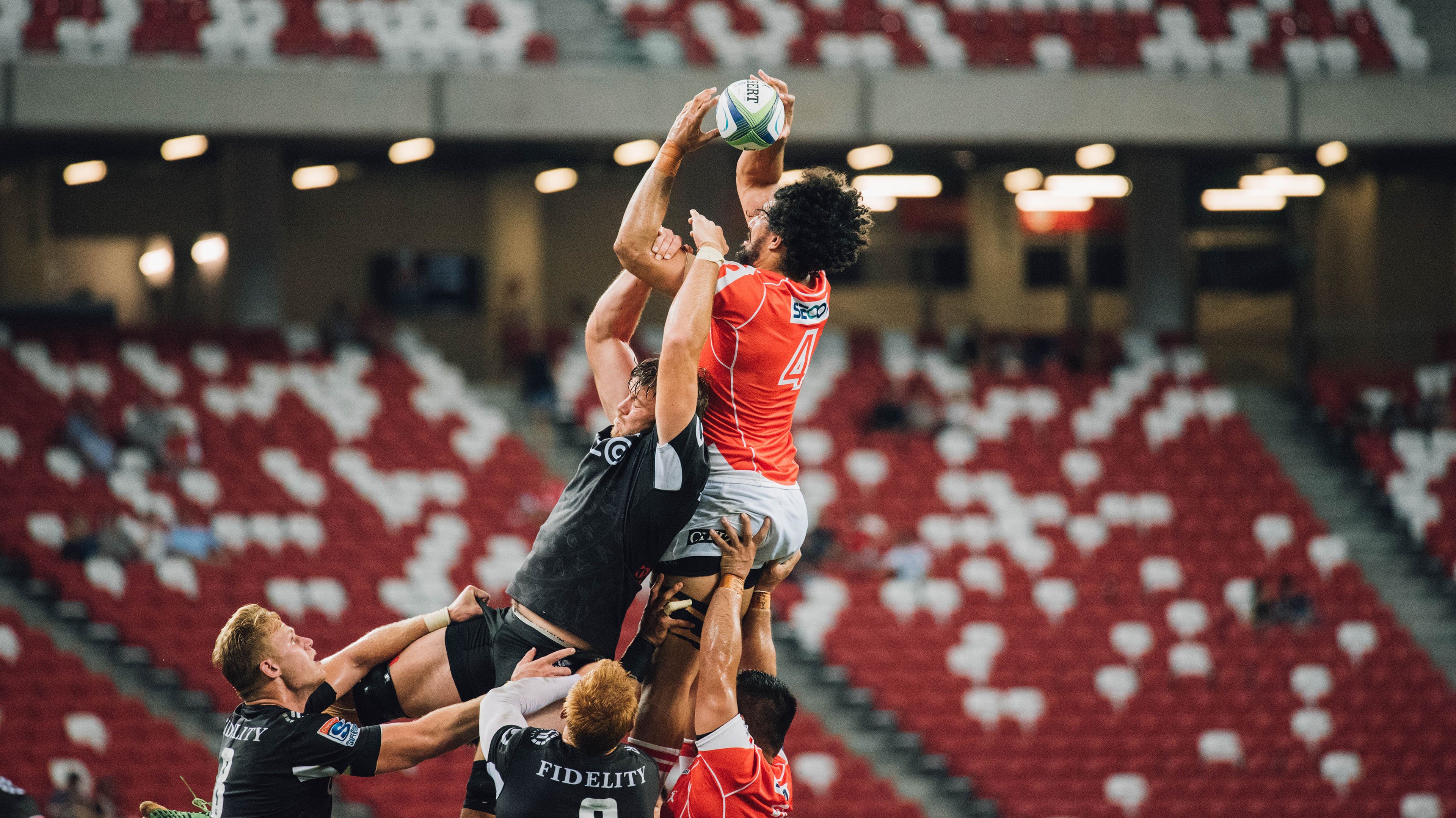 法国骑手斯特凡·朗多瓦斯携手“Chaman Dumontceau”勇夺三项赛银牌,感动全场。