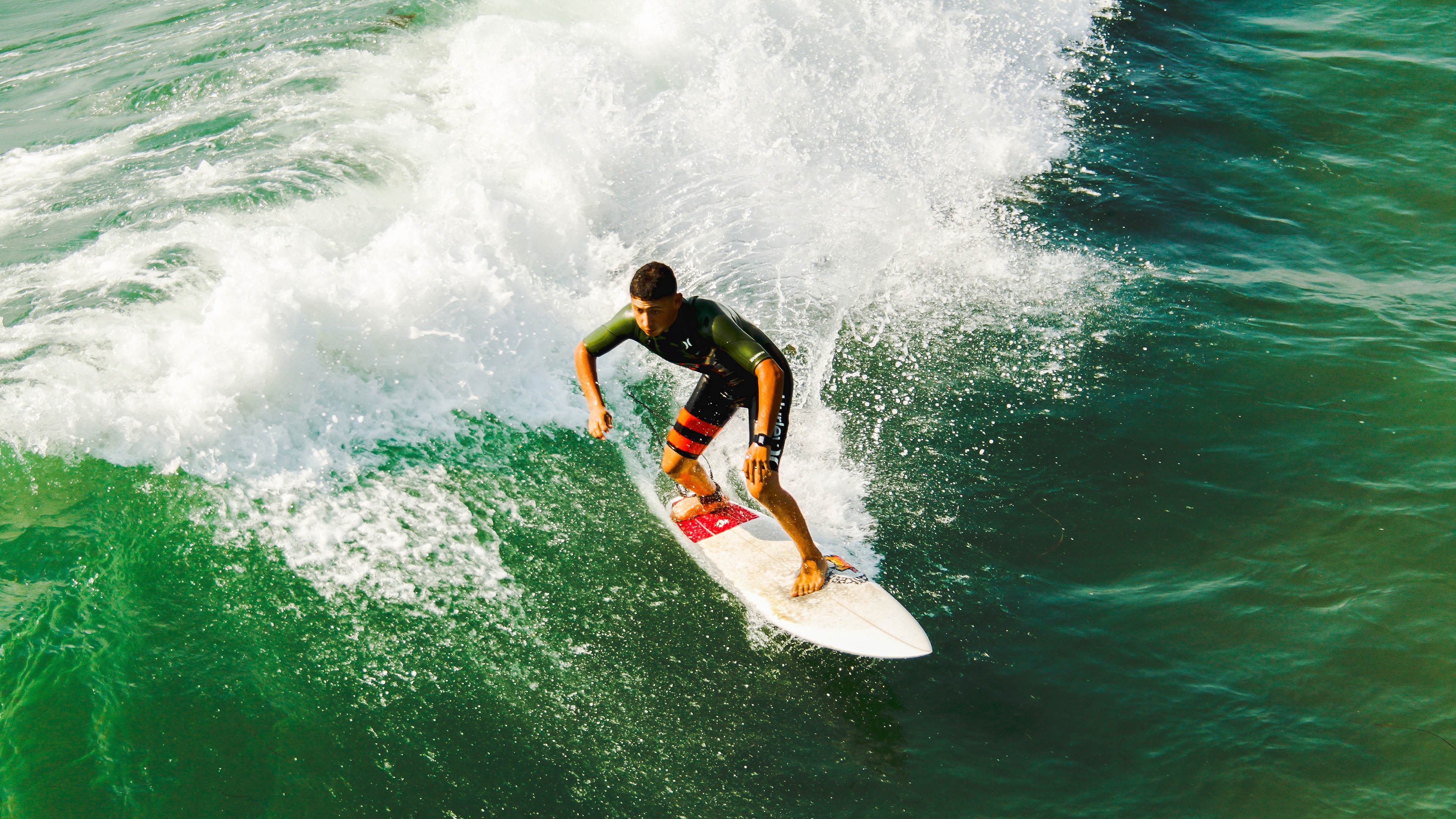 特色水晶泳池比赛，运动与奢华的完美结合，水晶宫游泳中心